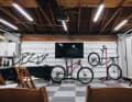 Das Setup der neuen Specialized S-Works Epic 9 Palette in der Privat-Garage des Firmengründers Mike Sinyard.