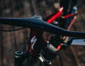 All frames of the Specialized Epic 9 generation now rely on cable routing through the headset.