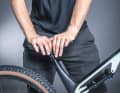 5 If you carry out the adjustment in the workshop, you can check the rebound damping by pressing firmly on the saddle from above. After pressing down, quickly remove your hands from the saddle. The rear wheel should not lift off the ground. If necessary, readjust the rebound damping as described in point 4.