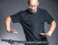 5 To set the rebound correctly, press the fork down briefly and firmly with your hands on the handlebars and release it abruptly when compressed. If the front tyre jumps up slightly when the fork rebounds, the rebound must be increased. To do this, turn the red adjustment wheel clockwise one click at a time and repeat the check.