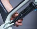 2. now lean the bike against a wall with one end of the handlebars and assume the basic position on the bike: standing, with your legs almost straight, your hands on the handlebars with your arms slightly bent, you should not bob. Slide the SAG ring upwards onto the casting of the shock beforehand.