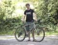 BIKE-Redakteur Jan Timmermann mit seinem Falkenjagd Aristos Trail Gravel.