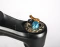 The Formula Selva combines (too) many small knobs in a small space. In addition to the blue compression adjuster, the hardness of the lockout can also be adjusted.