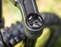 Suspension forks: 120 millimetres are standard, only Stevens breaks away with 100 millimetres. Cheap forks from SR Suntour (BESV, HoheAcht, R Raymon) form the lower end of the quality spectrum, while Trek, Radon and Canyon offer high-quality air forks with adjustable rebound and compression damping.