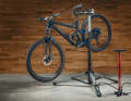 Anyone who wants to service their e-bike at home these days usually faces two problems: many bike stands aren’t designed to support weights of 25 kilos or more. And: securing heavy bikes in a bike stand is a real struggle. The Feedback Sports Pro Air Lift is designed to solve both problems at once.