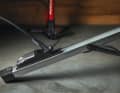 Die Pumpe wird an einem der drei besonders stabilen Standbeine angekoppelt und setzt das Teleskop-Standrohr unter Druck. Binnen weniger Sekunden lassen sich so selbst schwere E-Bikes entspannt auf Arbeitshöhe bringen.
