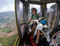 Zwei Biker inklusive Sportgerät passten gerade so rein, in die alte Seilbahn. Das Knarzen und Knacken ignorierte man besser.