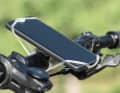 Finn: Eine Halterung für Minimalisten. Ein einziges Stück Silikon clever um Lenker und Telefon gefädelt, hält stärks­te Erschütterungen aus. Mit etwas Übung flott montiert. Am geraden Mountainbike-Lenker findet sich immer ein geeigneter Ort. Ideal für die gelegentliche Nutzung, wenn sonst der Lenker aufgeräumt bleiben soll.