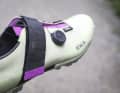 La combinaison d'un large velcro et d'une fermeture Boa sur le Fizik fonctionne également très bien.