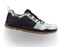 Kein Weg zu weit, kein Wetter zu unvorhersehbar - der Fizik Terra Ergolace besitzt eine Gore-Tex-Membran und extra griffiges Vibram-Profil für ausgedehnte Gravel-Adventures.