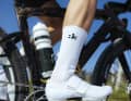 Fizik startet mit dem neuen Vento Aeroweave X in die Hitzeperiode, ein Race-Schuh für XC und Gravel, der steif, robust und zugleich luftig wie eine Fahrt im Cabrio sein soll.