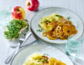 Herbstliches Schweineschnitzel mit Apfel kommt mit Röstzwiebeln und Kartoffelbrei besonders gut.