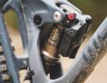 Like Rockshox, Fox also relies on individual, removable batteries. A replacement for the jersey pocket costs a whopping 99 euros.