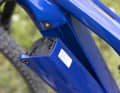 The 750 Wh battery can be folded out of the down tube to the side.