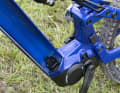 Tidy! The cables and cables run in separate shafts through the down tube. This prevents damage.