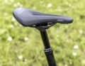 A high-quality saddle and a telescopic seat post with 175 mm adjustment range equip the bike for long tours and demanding terrain.