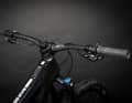 A short stem and wide handlebars make the modern Evo:X fit for difficult terrain. There is even a tool in the headset.