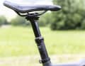Oversized: The seatpost is extra thick with a diameter of 34.9 mm. Proven in touring use: the Fizik Terra Aidon saddle.