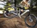 Full suspension travel (160/150 mm) paired with a low centre of gravity and motor weight give the Focus Jam² enough smoothness and power to mutate into a freerider downhill - provided you have the necessary riding skills.