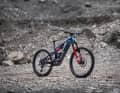 Das neue Sam 9 Topmodell bekommt ein frisches Rockshox Fahrwerk und eine mechanische Transmission. Der Preis sinkt um 1000 auf 7499 Euro mit großem Akku.