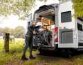 In the case of e-bikes, remove batteries and non-fixed objects such as panniers, air pumps or baskets during the journey. Then stow them separately in the vehicle.