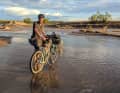 Mit Wüsten, aber auch mit nassen Füssen während seiner Bikepacking-Touren kennt sich Markus bestens aus.