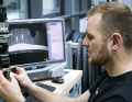 Knowledge is good, control is better: A Schwalbe laboratory employee uses a microscope to check whether the different layers in the carcass structure are correctly positioned.