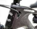 The head tube is long and the cockpit is quite high. The only cable in the frame rattles loudly.
