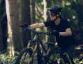 The PureVue has a three-layer face foam that wicks away moisture and fits comfortably. This keeps you comfortable on the trail for a long time - even when pushing or riding uphill.