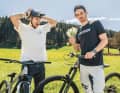 Will Korbi (left) pocket the 500 euros this time? He has to teach the author the pick-up barspin in around three hours.
