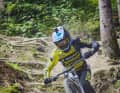 Volle Konzentration: Stefan checkt das Canyon-Fahrwerk im Wurzelgewürm der Downhill-Strecke.
