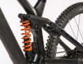 Orange is the new black: The Sag with a 475 mm spring matched the rider's weight, but the Fox shock was reluctant to give up its stroke. Annoying: At the end of the test, the DHX2 shock was oily. Elegant: the carbon chassis of the Cube frame.