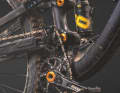 The rear triangle of the Hope is noticeably longer thanks to the high-pivot system. This ensures an extremely smooth ride at high speeds with a rearward-facing wheel lift curve.