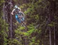 Luftstand, von dem Hobby-Freerider nur träumen können: Heavy-Metal-Freerider Brage Vestavik zieht ab. Tatort: Trysil Bike Arena, Norwegen.