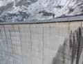 2016: Fabio balances on the railing of Austria's highest dam wall: the Kölnbrein dam plunges 200 metres into the depths.