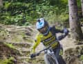 Volle Konzentration: Stefan checkt das Canyon-Fahrwerk im Wurzelgewürm der Downhill-Strecke.