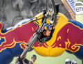 Beine lang, Zunge raus! Andreu beim Superman Seatgrab. Da können die Kollegen im Hintergrund nur staunen. Am Ende: Platz 1 beim Qashqai Dirt Mailand.