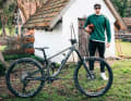 Team rider Korbi Engstler with his chicken and his Ghost Riot AM Full Party CF