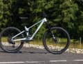 Das Cube Fritzz kommt mit Vollcarbonrahmen, High-Pivot-Hinterbau und üppig Federweg als echtes Race-Enduro.