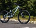 Das neue Enduro Cube Fritzz C:62 mit Vollcarbonrahmen gibt’s ab 2999 Euro in zwei Ausstattungsvarianten. Das günstigere TM im Bild hat ein Fox Performance Fahrwerk am Start..