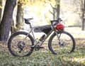 Trekkingräder und Gravelbikes sind der Klassiker unter den Pendlerfahrrädern. Sie sind robust und komfortabel zugleich – perfekt für lange Strecken. Ausgestattet mit Schutzblechen, Gepäckträgern und einer guten Beleuchtung sind sie ideal für den täglichen Einsatz.