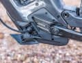 Über einen Stecker wird der Akku mit dem Shimano EP8-Motor verbunden. Dieser Port dient gleichzeitig als Ladebuchse. Specia­lized hatte es vorgemacht, inzwischen ziehen immer mehr Hersteller nach.
