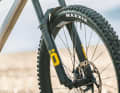 The Öhlins forks on the Deviate and Raaw have two valves. One for the main chamber and one for the ramp-up chamber (progression). As the latter is influenced by the pressure of the first chamber, it is essential to fill it first for a harmonious set-up.