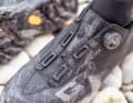 In combination with the cleverly positioned pull guide, the shoe is easy to adjust