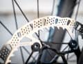 Die 2,0 mm dicken Scheiben für den Enduro- und E-MTB-Einsatz besitzen die charakteristischen Finnen, die Wärme besser ableiten sollen. Spezielle Cut-Outs sollen Fading auf langen Abfahrten verhindern.
