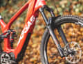 Die DVO-Gabel hat eine spezielle WP-Dämpfungstechnologie an Bord, die aus dem Motorradbereich kommt. Das ist einzigartig im Mountainbike-Bereich. Und das ist auf dem Trail spürbar!
