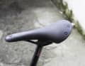 The traditional British manufacturer Brooks no longer only produces saddles with leather covers, but also has a saddle with a cover made of vulcanised rubber in its range, the Brooks Cambium.