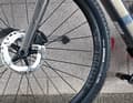 The 180 mm brake discs - the only pair in the test - are easy to control when things get tricky.