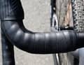 Une grande surface d'appui grâce au bras supérieur aplati assure le confort des mains sur les longs trajets.