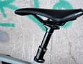 The dropper seat post is height-adjustable from the handlebars and ensures comfort even on rough terrain:
